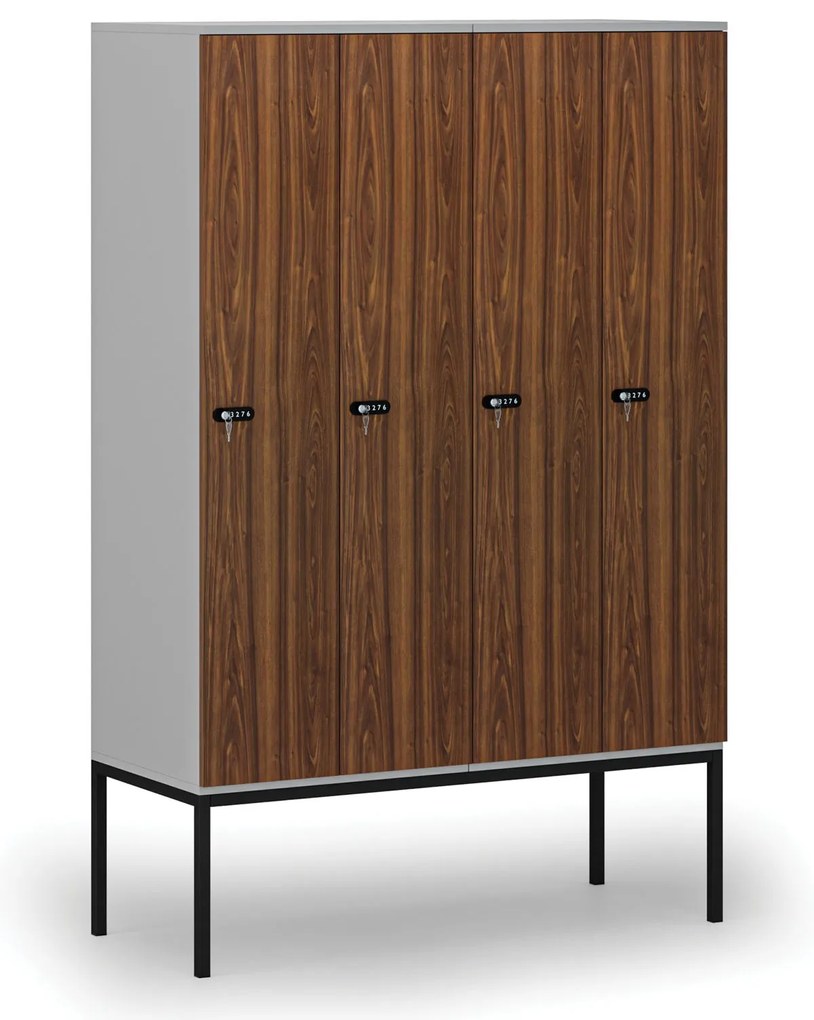 Drevená šatníková skrinka S4 s podnožou, 4 oddiely, 1871 x 1200 x 500 mm, demont, mechanický kódový zámok, sivá/orech