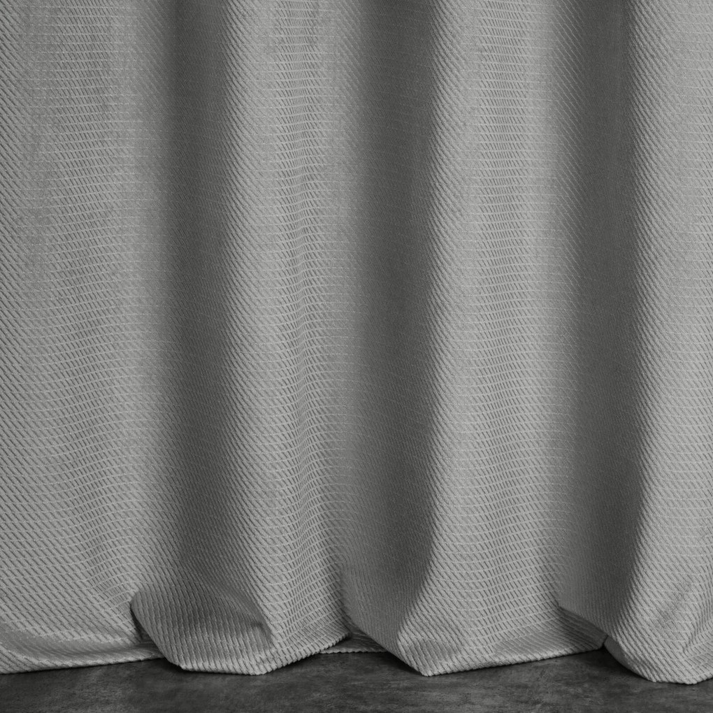 ZATEMŇOVACÍ ZÁVES NA KRÚŽKOCH ELIZA 140X250 CM STRIEBORNÁ