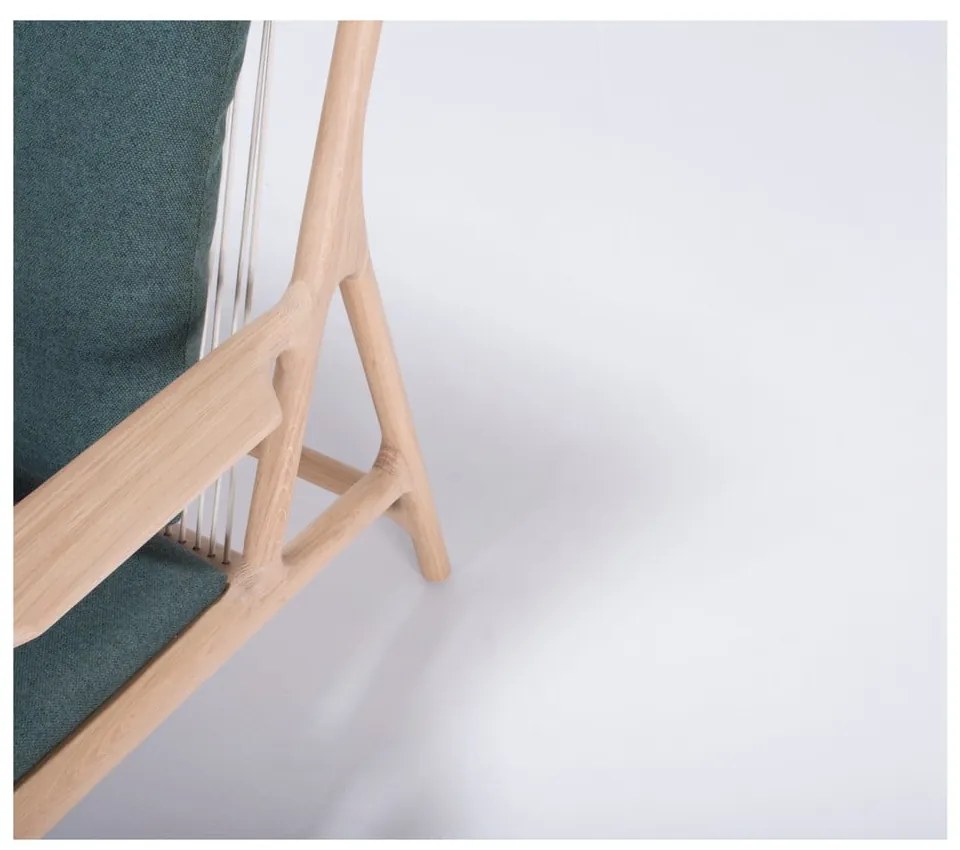 Kreslo s konštrukciou z dubového dreva so zeleným textilným sedadlom Gazzda Dedo