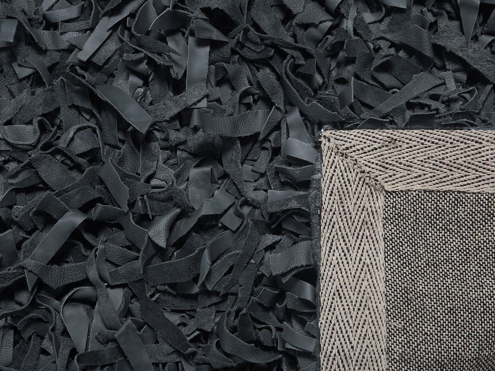 Kožený koberec 140 x 200 cm čierny MUT Beliani
