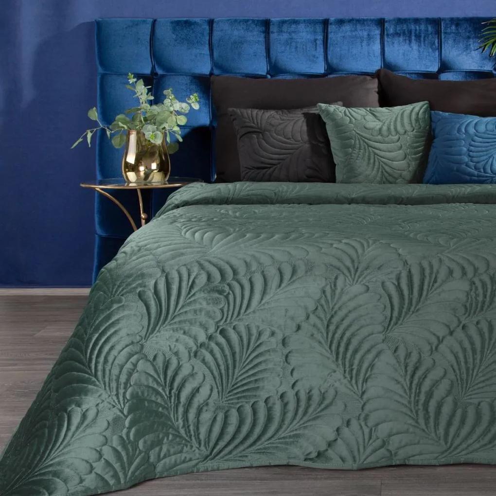 Zelený jednofarebný zamatový prehoz na posteľ