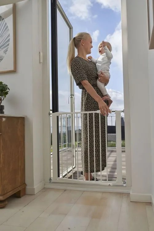 Zábrana na schody a dvere bielej farby