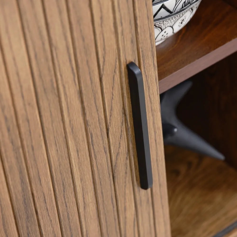 Hnedá nízka komoda v dekore duba s posuvnými dverami 140x76 cm Nola – Unique Furniture