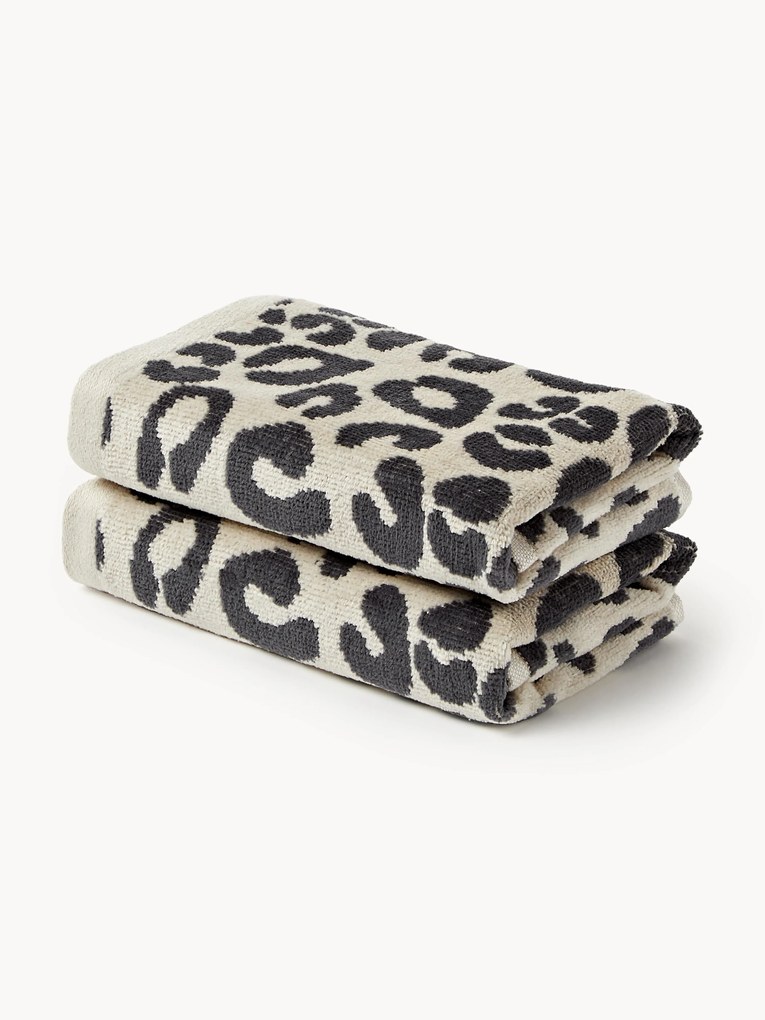 Uterák Leo, rôzne veľkosti