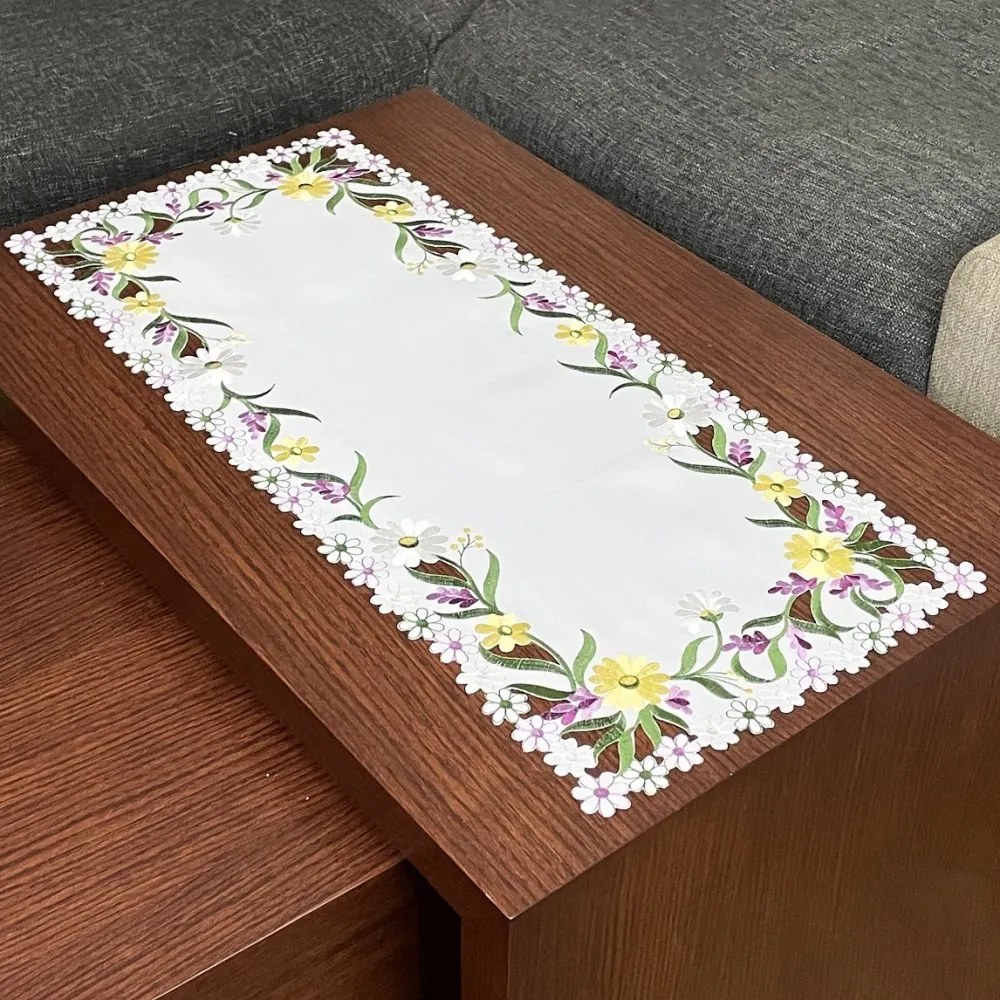 Biely obrus s jemnou výšivkou jarných kvetov Šírka: 60 cm | Dĺžka: 120 cm