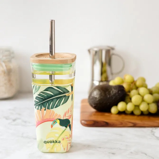 Sklenený cestovný hrnček so slamkou Liquid Cube Tropical Toucans 540 ml