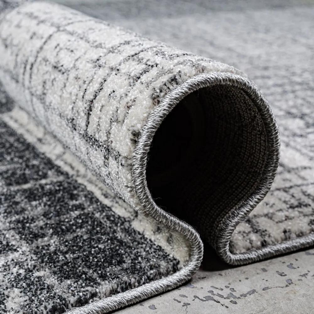 Univerzálny moderný koberec sivej farby