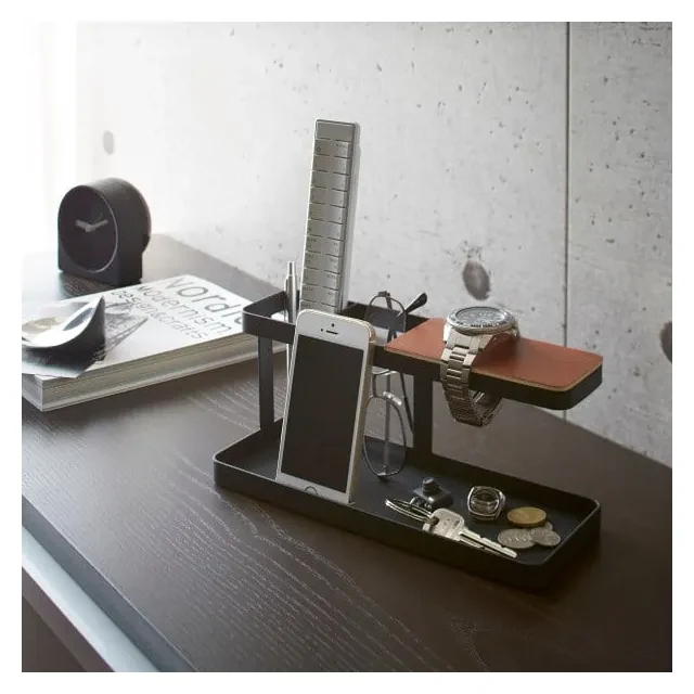 Čierny multifunkčný stojan s detailom z bukového dreva YAMAZAKI Tower Desk Bar