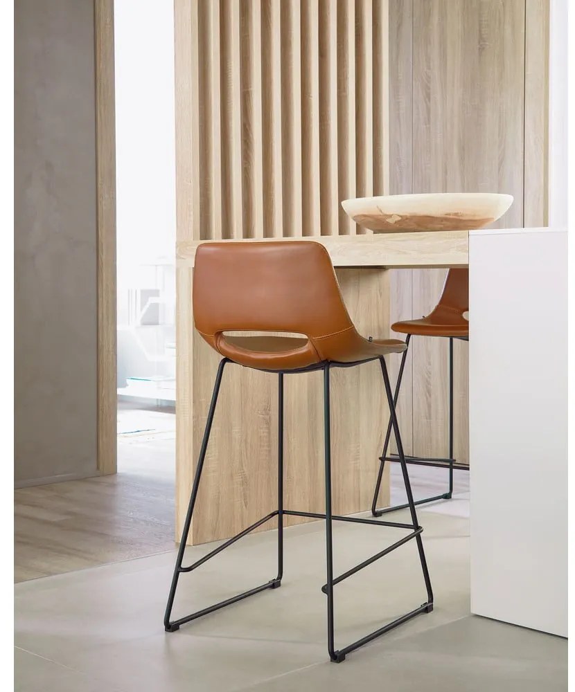 Koňakovohnedá barová stolička z imitácie kože (výška sedadla 65 cm) Zahara – Kave Home