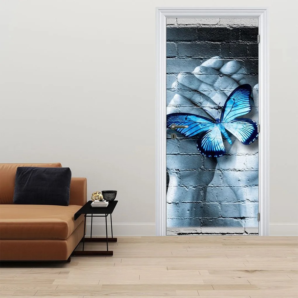 Fototapeta na dvere - Modrý motýľ na stene (95x205cm)