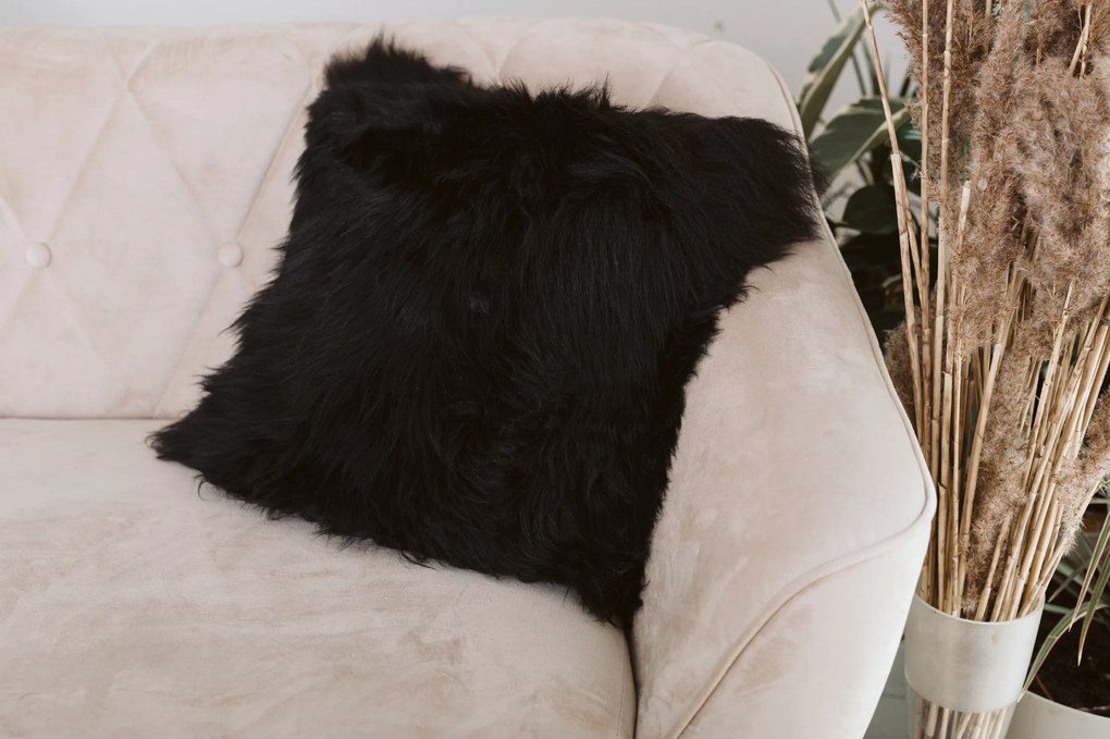 Vankúš z ovčej kožušiny čierny