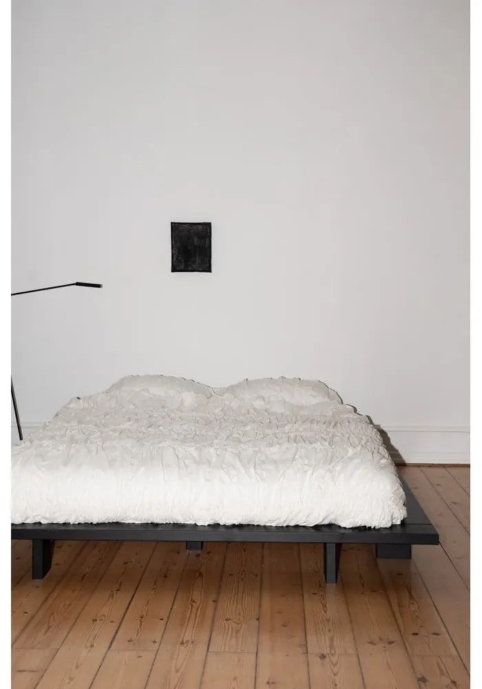 Čierna dvojlôžková posteľ z borovicového dreva s roštom 160x200 cm Japan - Karup Design