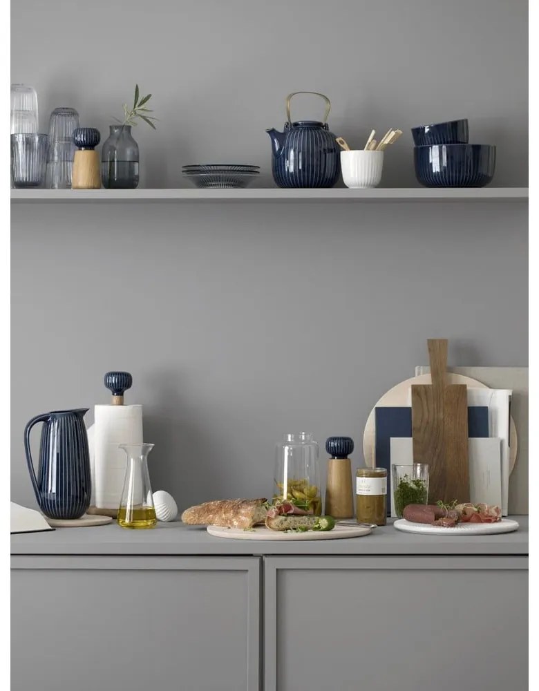 Stojan na papierové utierky z dubového dreva s tmavomodrým detailom z porcelánu Kähler Design Hammershoi