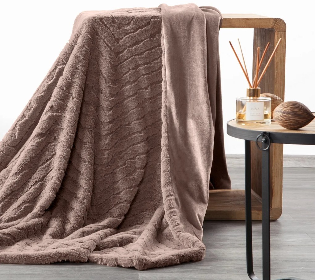 CHLPATÁ DEKA KATE 150X200 CM TMAVOBÉŽOVÁ