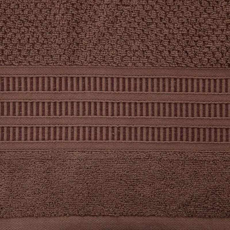 Bavlnený hnedý uterák ROSITA s ryžovou štruktúrou a žakárovou bordúrou s geometrickým vzorom Rozmer: 30 x 50 cm