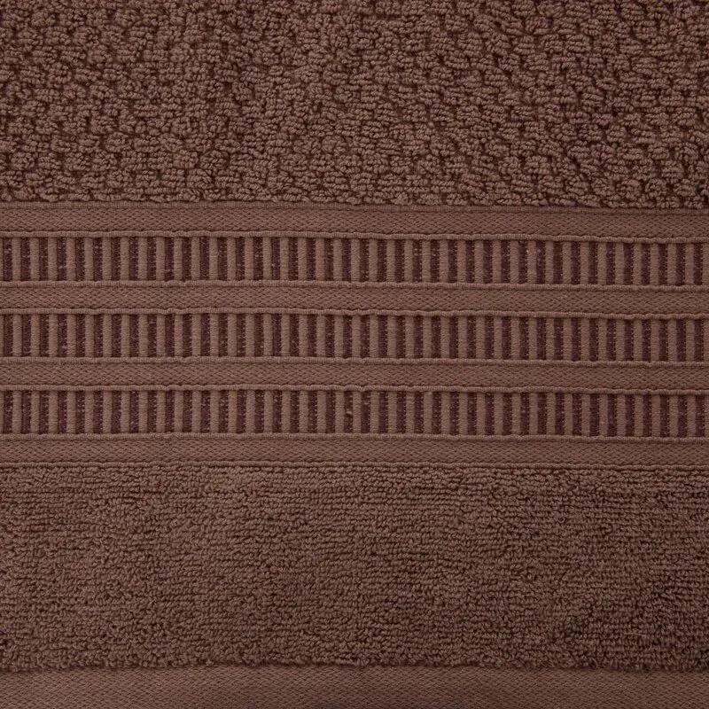Bavlnený hnedý uterák ROSITA s ryžovou štruktúrou a žakárovou bordúrou s geometrickým vzorom Rozmer: 70 x 140 cm