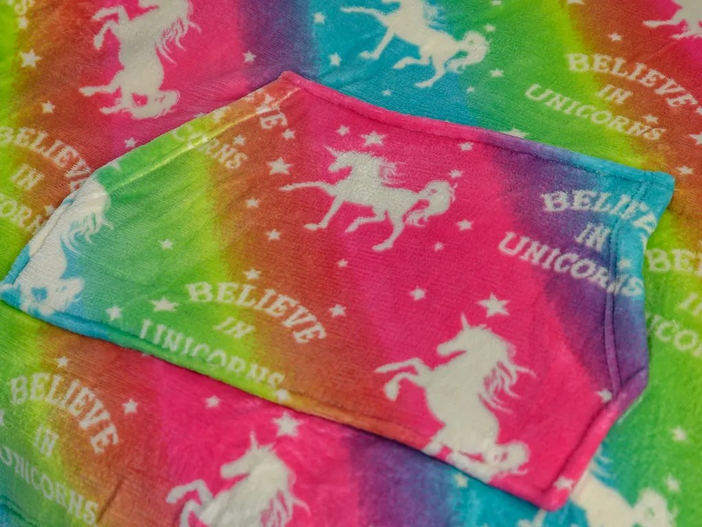 Mikinová deka s rukávmi a kapucňou ALICORN farebná