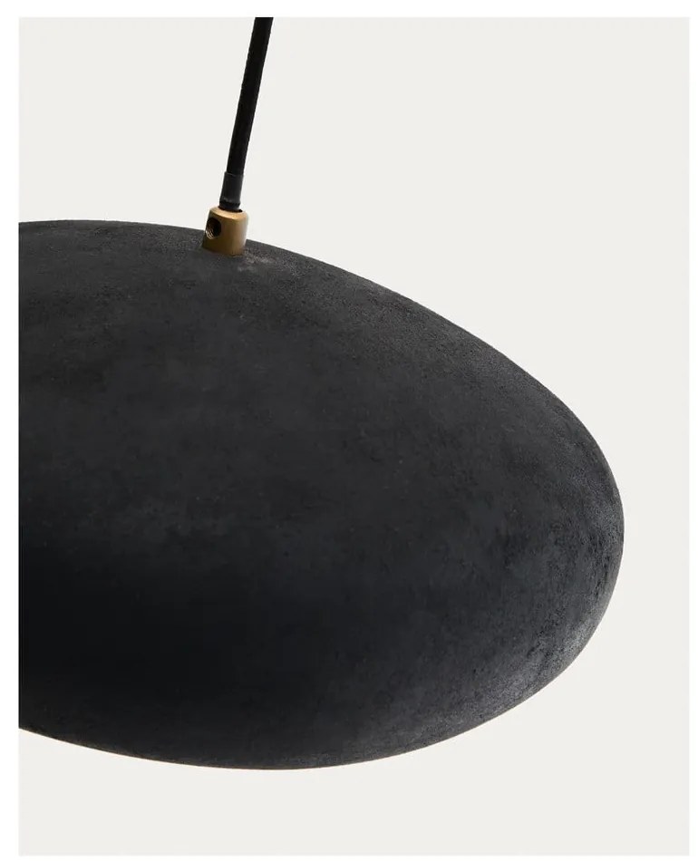 Čierne závesné svietidlo s kovovým tienidlom ø 30 cm Inda – Kave Home