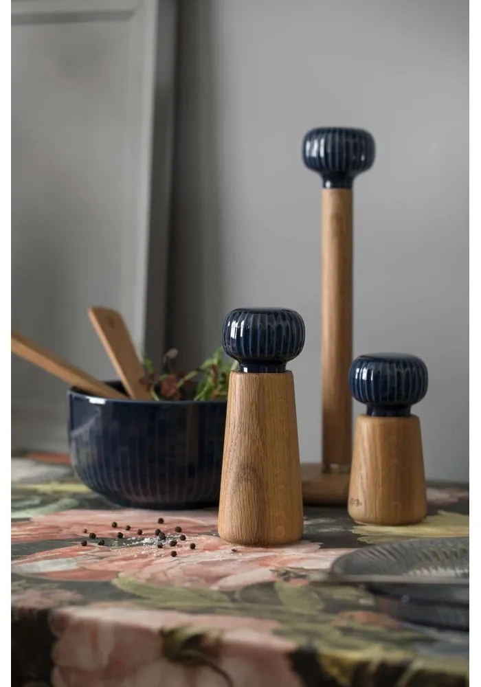 Stojan na papierové utierky z dubového dreva s tmavomodrým detailom z porcelánu Kähler Design Hammershoi