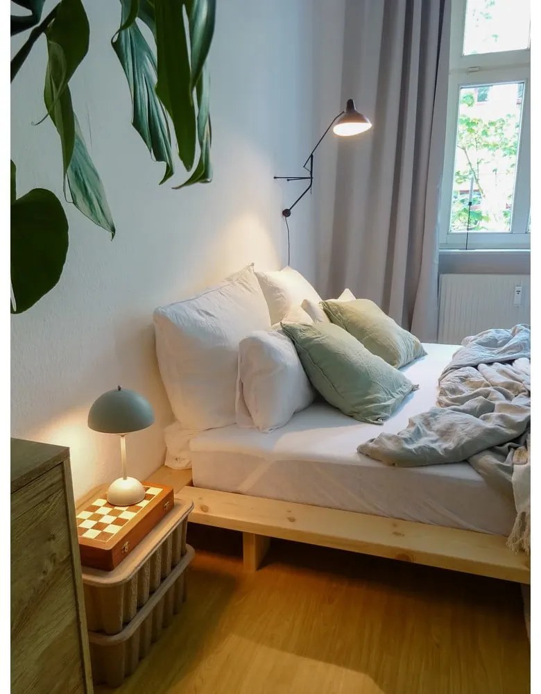 Jednolôžková posteľ z borovicového dreva s roštom v prírodnej farbe 120x200 cm Japan – Karup Design