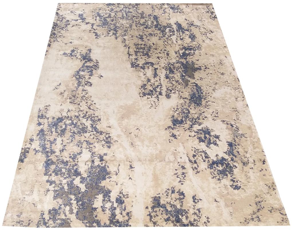 Nádherný moderný koberec v béžovej farbe s modrým detailom