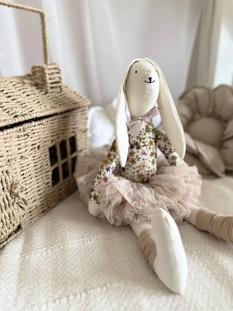 Plyšový zajačik jarné kvety v béžovej sukni s menom dieťaťa