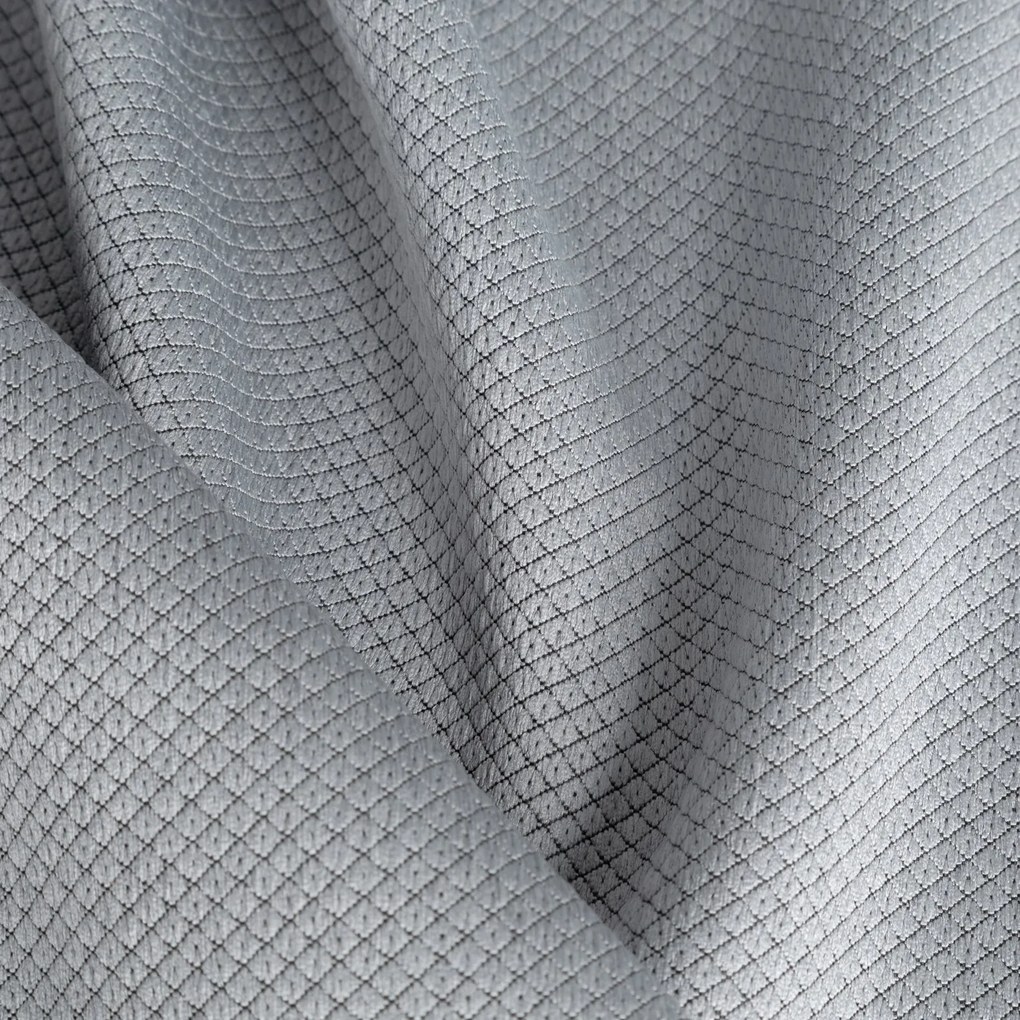 ZATEMŇOVACÍ ZÁVES NA KRÚŽKOCH AMARO 135X250 CM STRIEBORNÁ