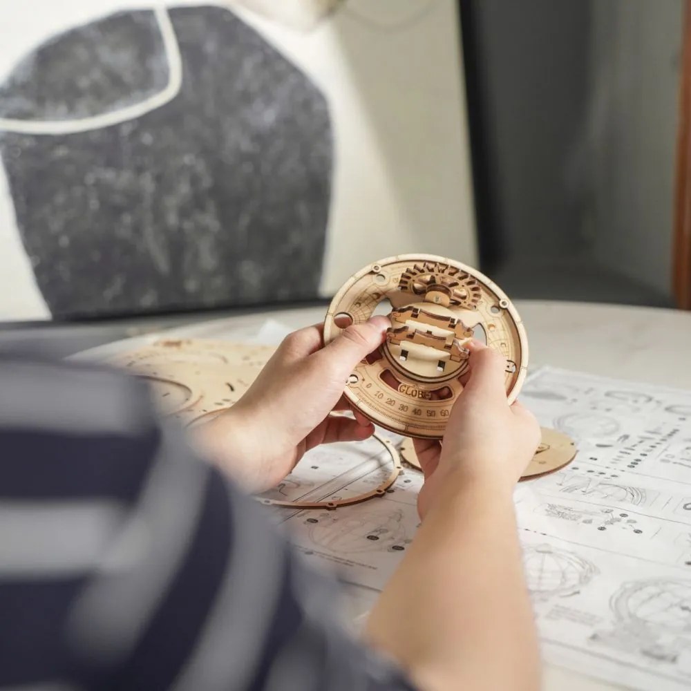 Robotime Rokr Svítící 3D dřevěné puzzle Globus 180 ks