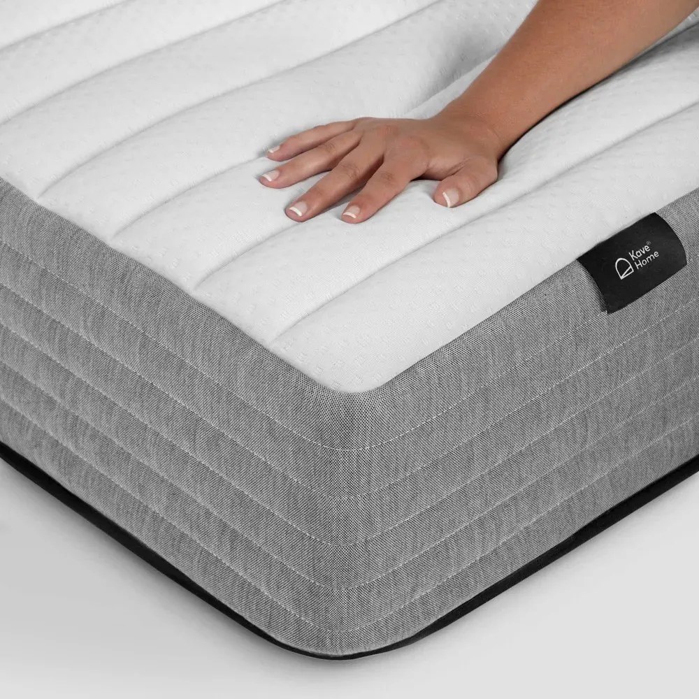 Stredne tvrdý penový termoregulačný matrac 135x190 cm Yoko – Kave Home
