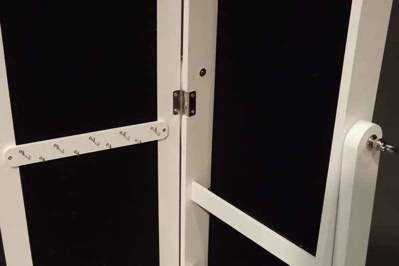 Zrkadlo s úložným priestorom biely lesk