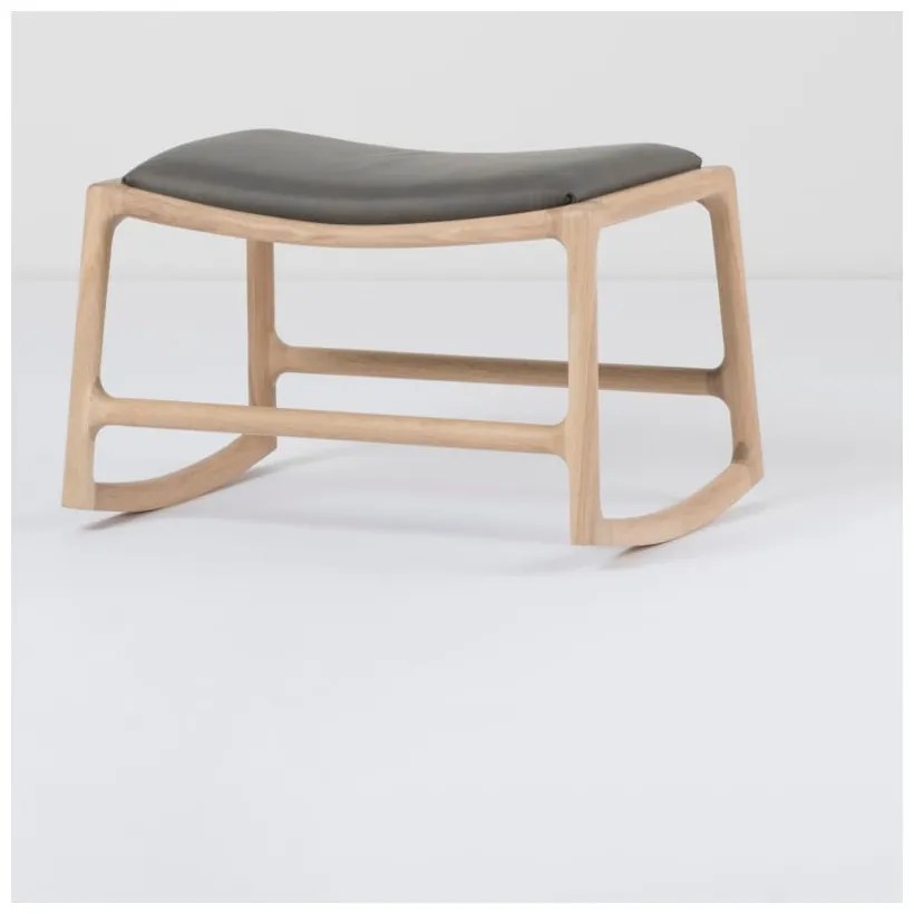 Podnožka s konštrukciou z masívneho dubového dreva so sivým koženým detailom Gazzda Dedo