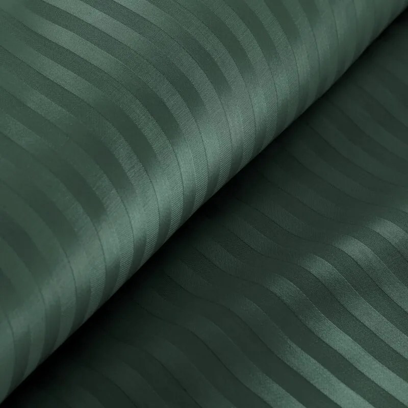 Dekorstudio Saténové posteľné obliečky VERA s jemnými prúžkami v zelenej farbe Rozmer posteľných obliečok: Šírka x Dĺžka: 220x200cm + 2 ks 70x80 cm