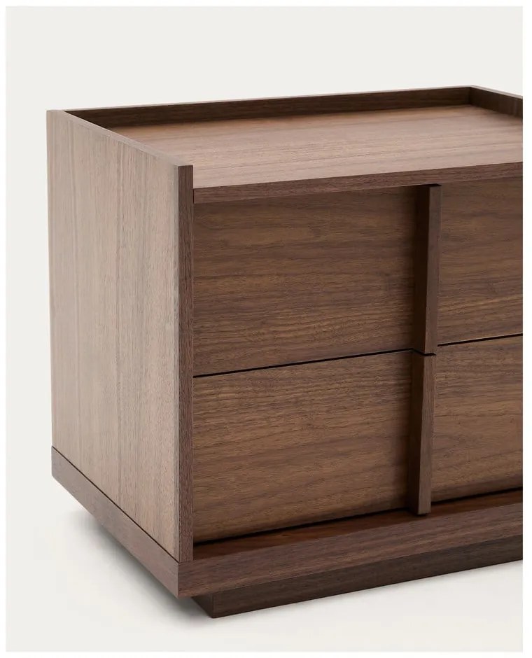 Tmavohnedý nočný stolík v dekore orecha Onix – Kave Home