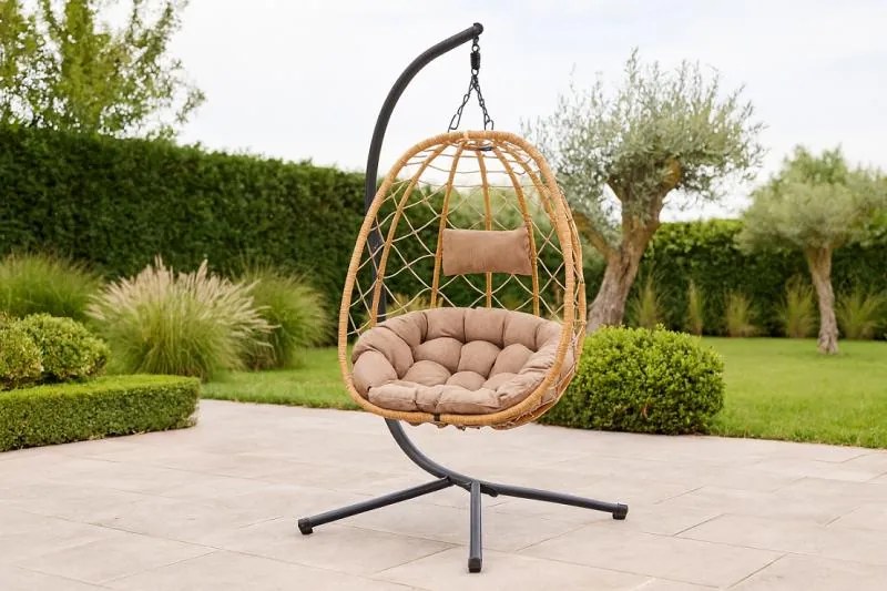 Závesné kreslo Garden Line béžovej farby s béžovým vankúšom a čiernym rámom FAT9100