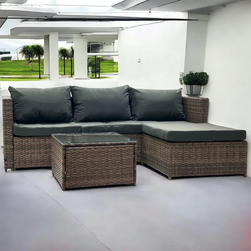 Hnedá ratanová súprava so stolíkom a sivými vankúšmi