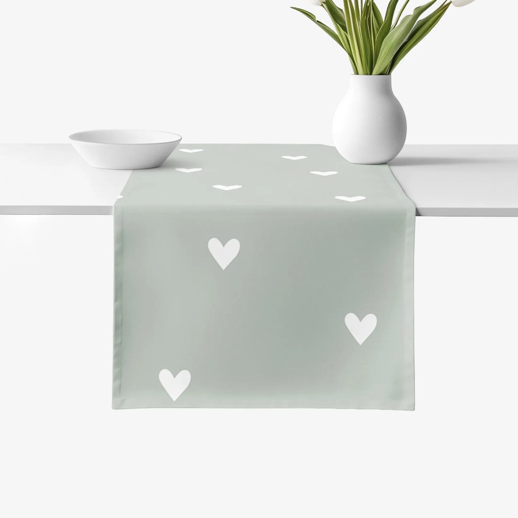 Goldea behúň na stôl 100% bavlnené plátno - srdiečka na šalviovo zelenom 50x140 cm