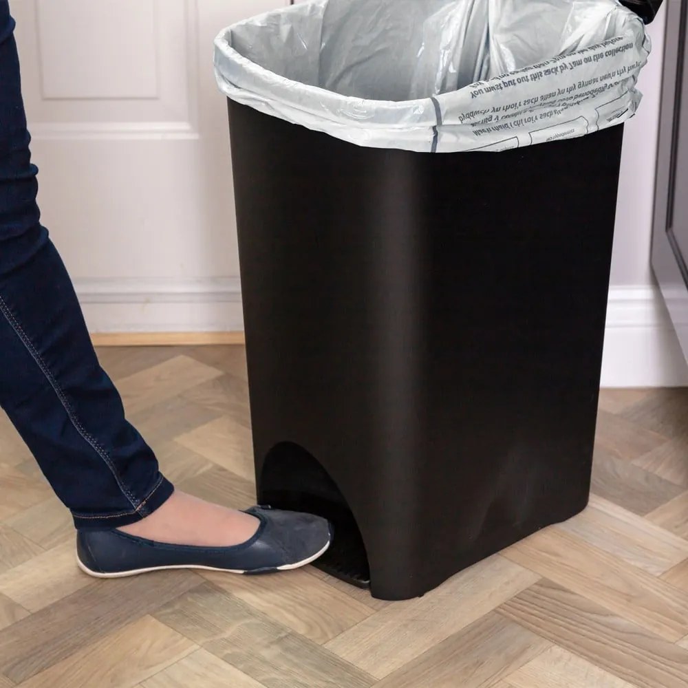 Čierny pedálový plastový odpadkový kôš 40 l - Addis
