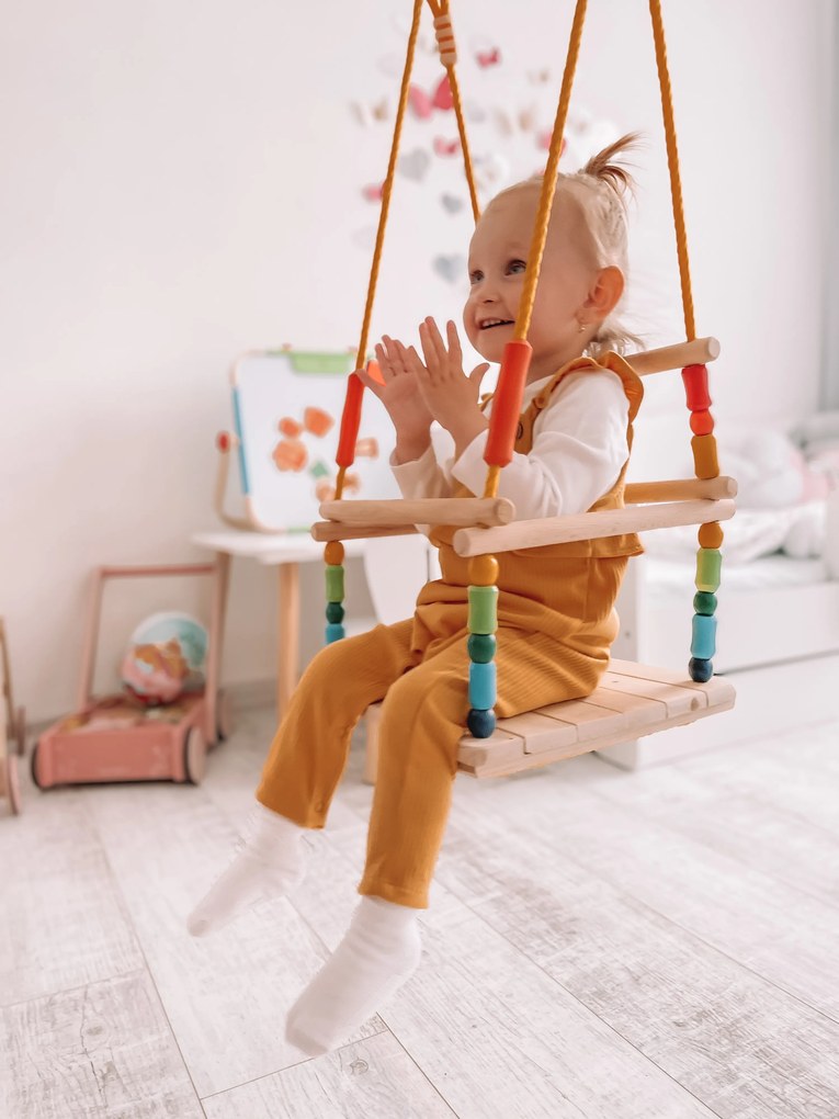 Hojdačka farebná s ohrádkou