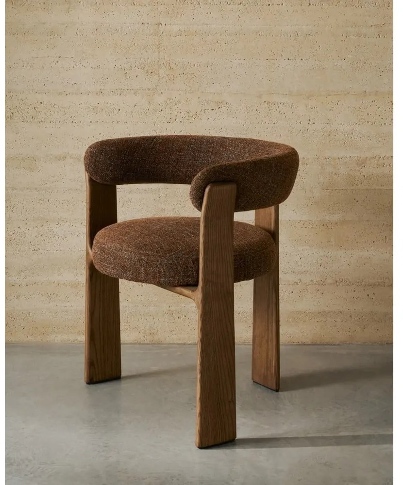 Hnedé jedálenské kreslo s podrúčkami z jaseňového dreva Granite – Kave Home