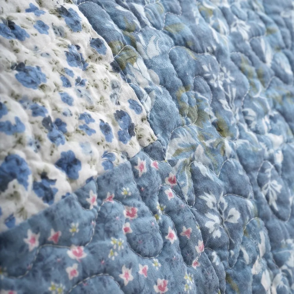 Modrý bavlnený prešívaný pléd 220x230 cm Floral Patchwork – Bianca