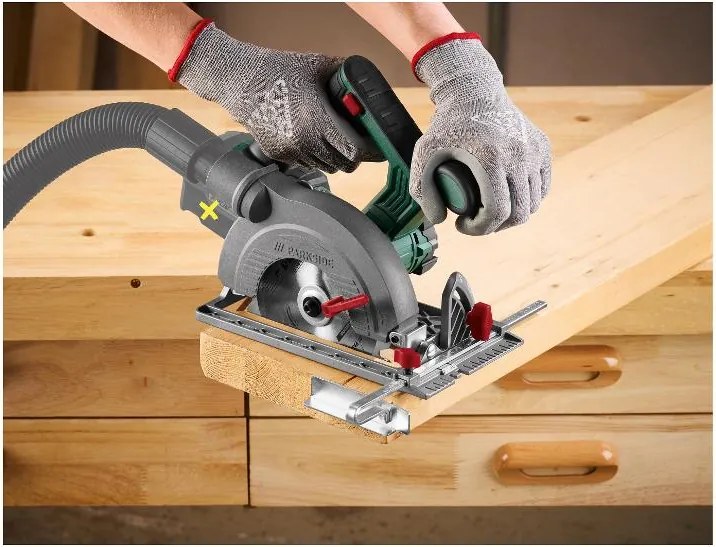 Parkside®  Aku ručná kotúčová píla 20 V Phksa 20-Li C4 + Smart akumulátor 20 V/4 Ah + Rýchlonabíjačka akumulátora 20 V/4,5 A  (800013030)