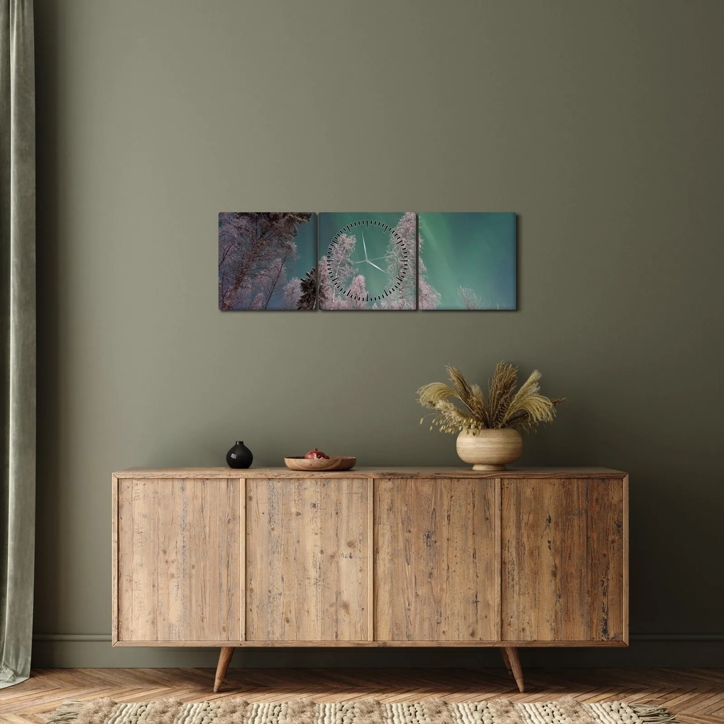 Obraz polárna žiara nad zamrznutými stromami (s hodinami) (90x30 cm)