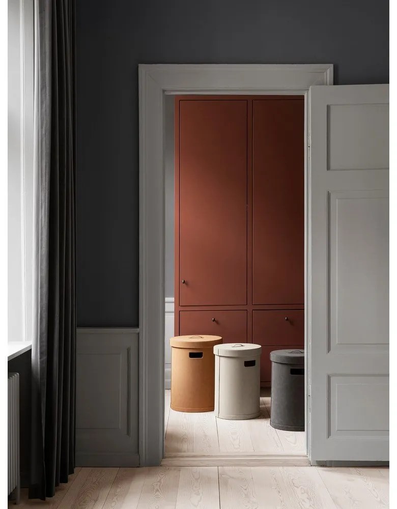 Tmavosivý kôš na bielizeň z umelej kože Sahla M – Blomus