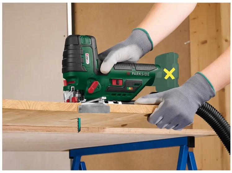 Parkside® Aku priamočiara píla 12 V Pstka 12 C3 + Akumulátor 12 V/2,5 Ah Papk 12 2.5 B1 + Nabíjačka 6 A Plgk 12 6.0 B1 (800012044)