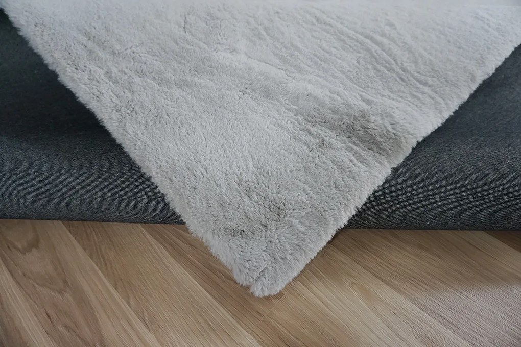 Koberec Cozy 1453 GREY – sivý obdĺžnikový koberec zo 100% polyesteru Rozmer: 80x150 cm