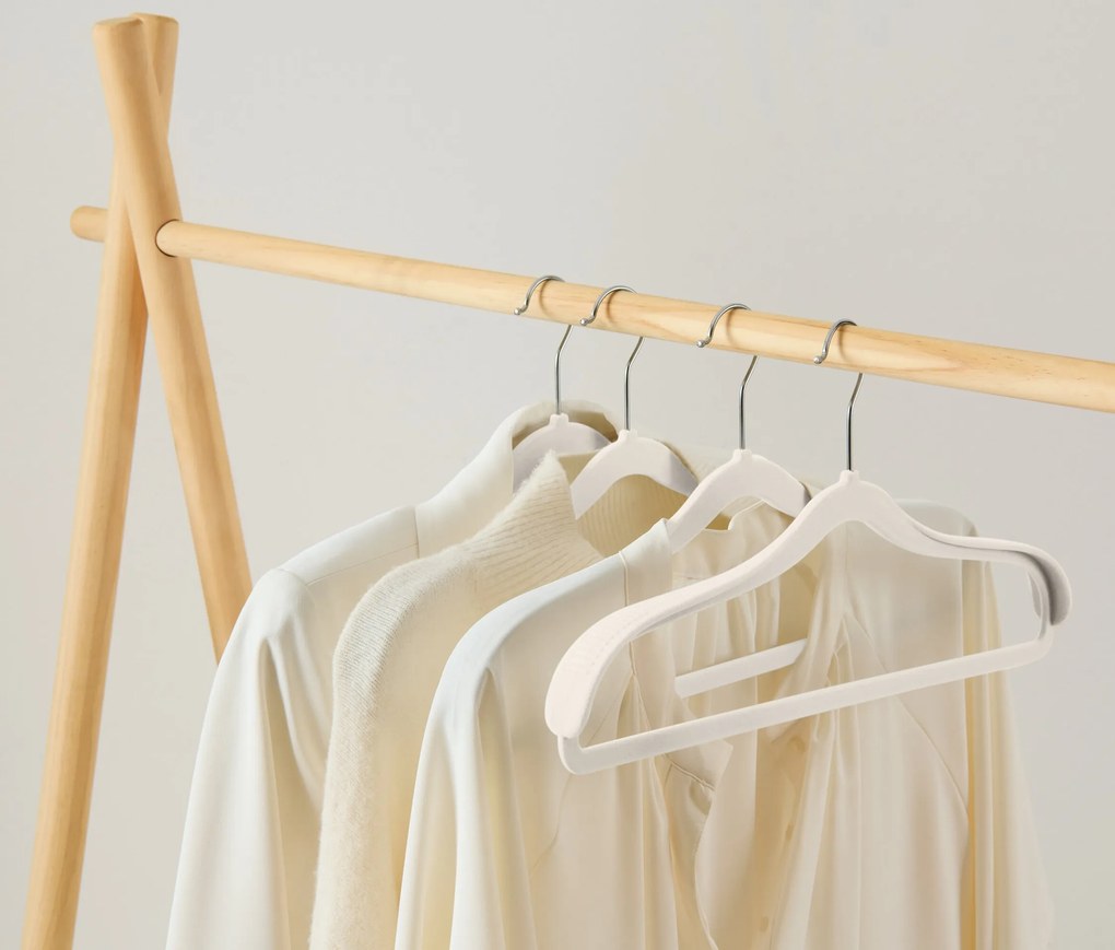 Vešiaky na šaty s rozšírením v oblasti pliec, 4 ks