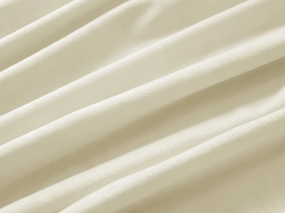 Biante Zamatový oválny obrus Velvet Prémium SVP-003 Smotanový 140x220 cm