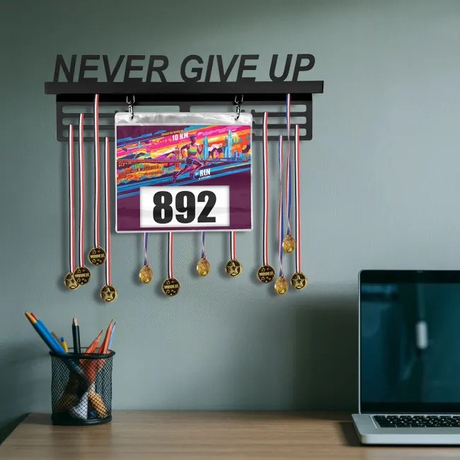 Nástenný vešiak na medaily a štartovacie čísla NEVER GIVE UP čierny