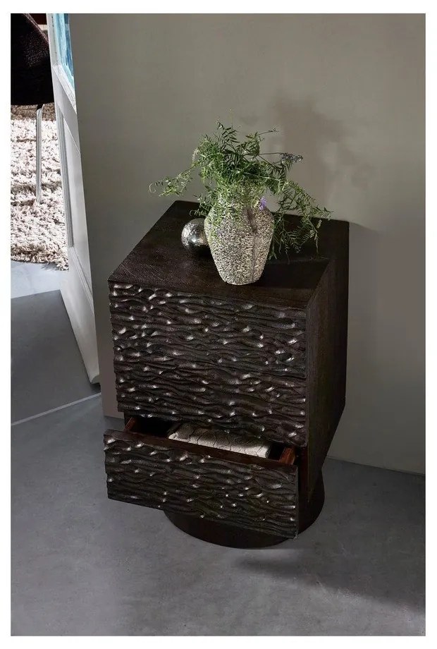 Tmavohnedý nočný stolík z mangového dreva Crumble – WOOOD