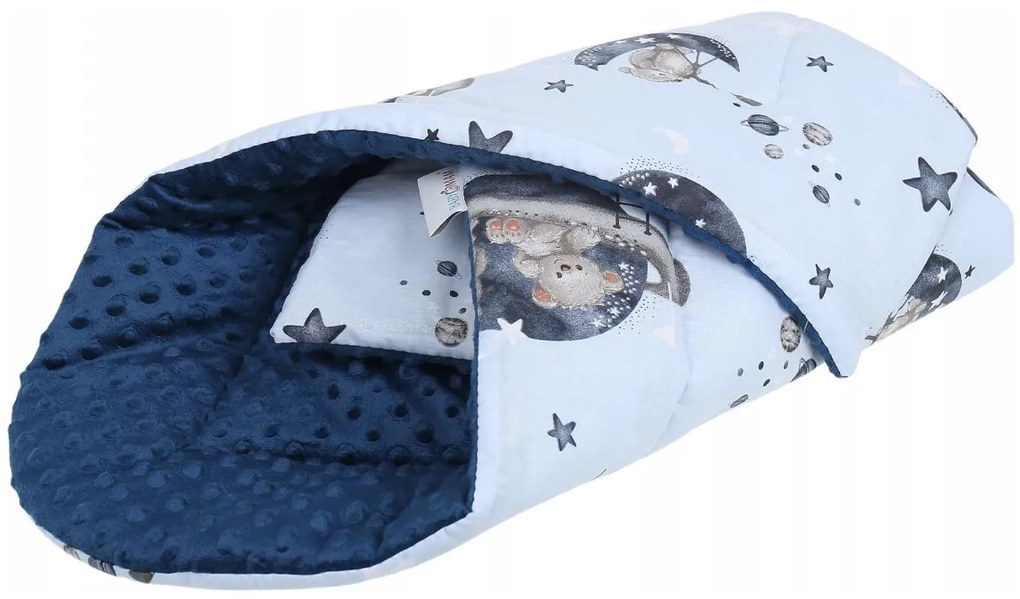 Obojstranná zavinovačka pre bábätká 80x80 cm BABYMAM PREMIUM - Medvedíci vo vesmíre s tmavo modrou minkou